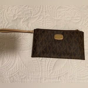 Michael kors wristlet good condition